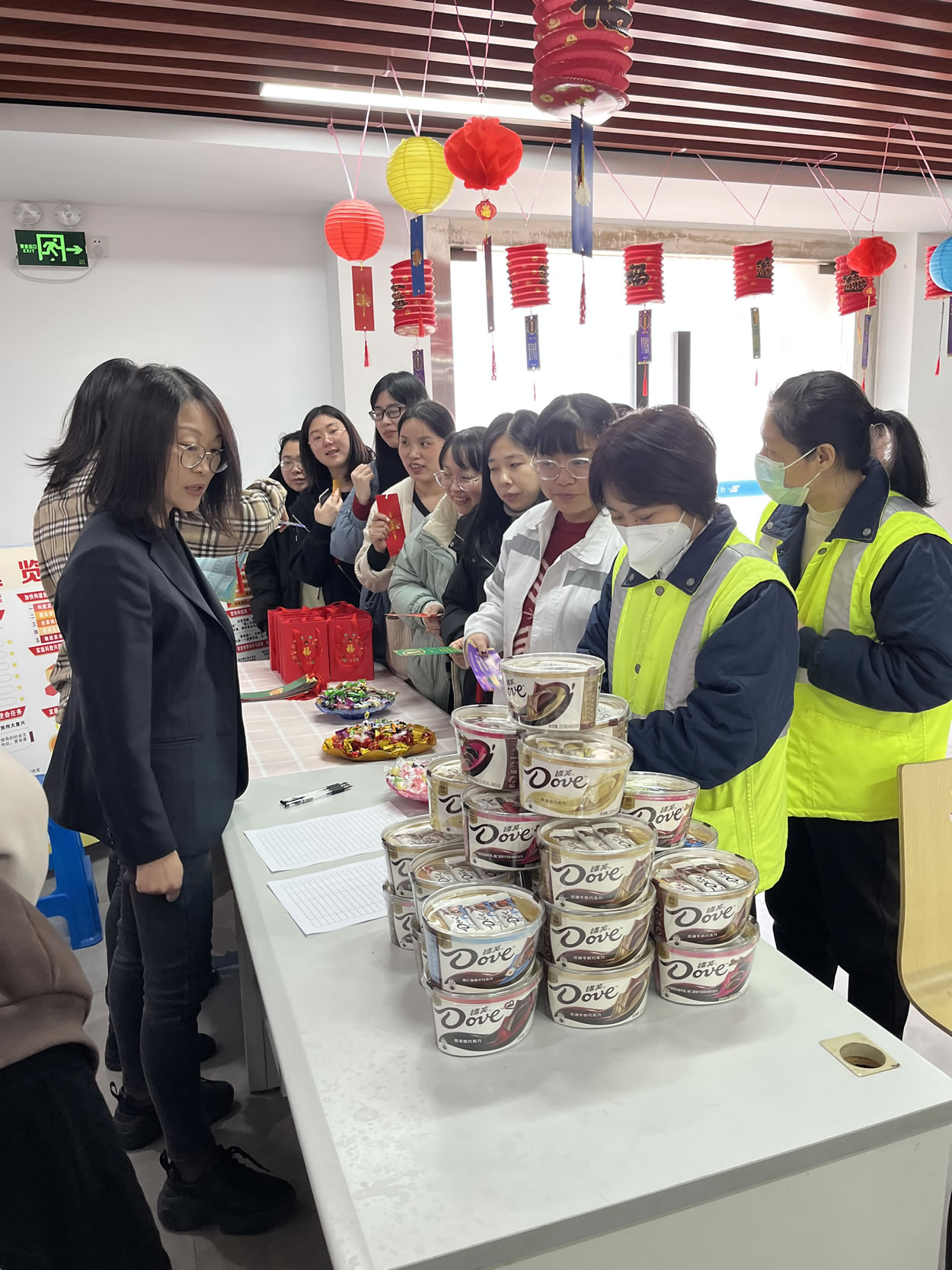 2023年2月，工会举办的元宵节猜灯谜活动