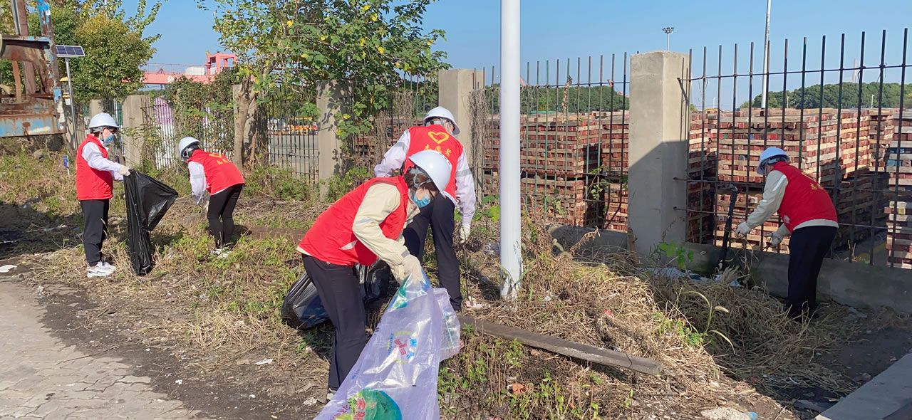 2022年11月，五彩堂港口党支部开展清理美化五彩堂港区环境卫生党员志愿服务活动