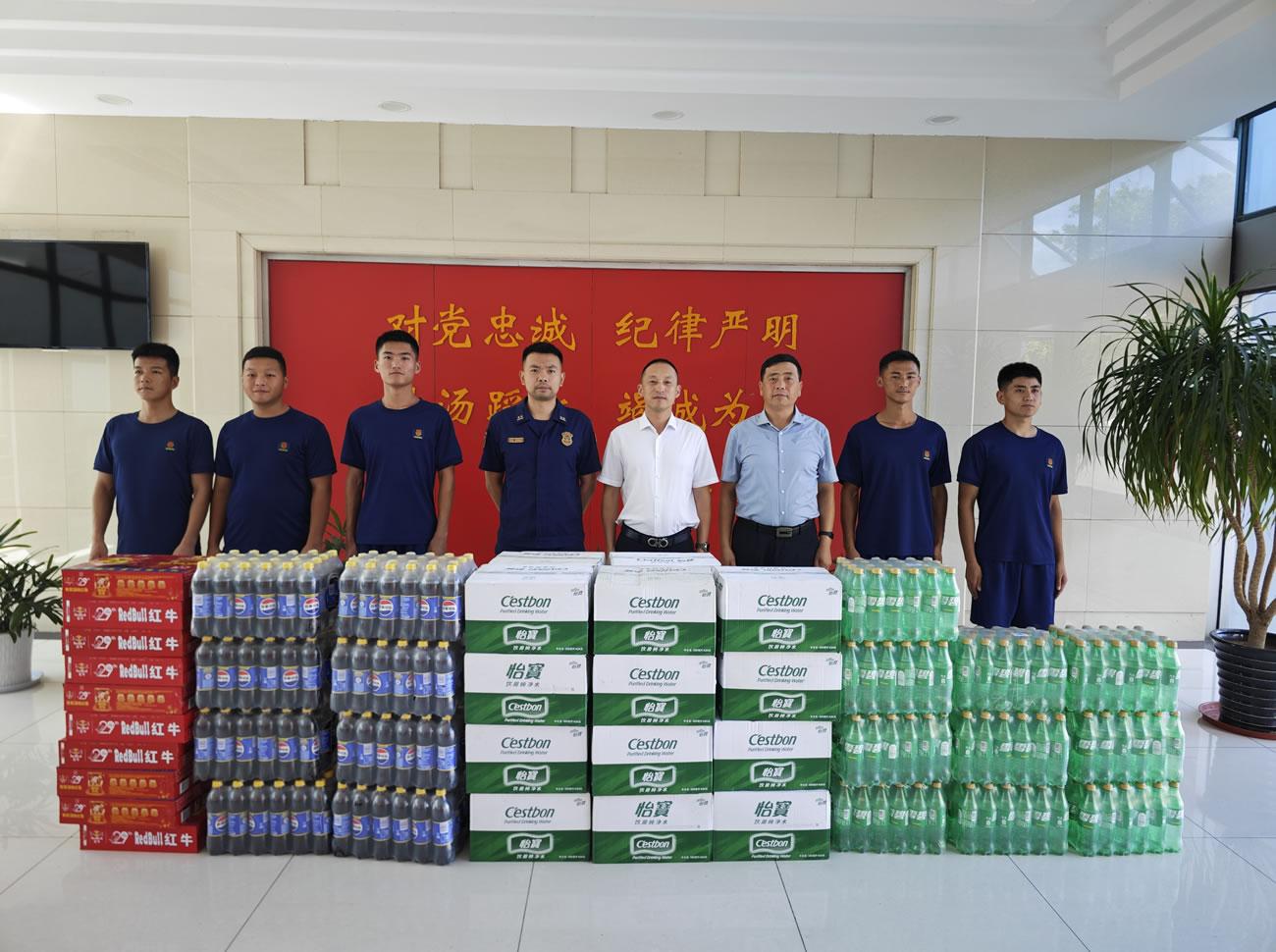 2024年7月，五彩堂港口党支部看望慰问滨江消防救援站官兵